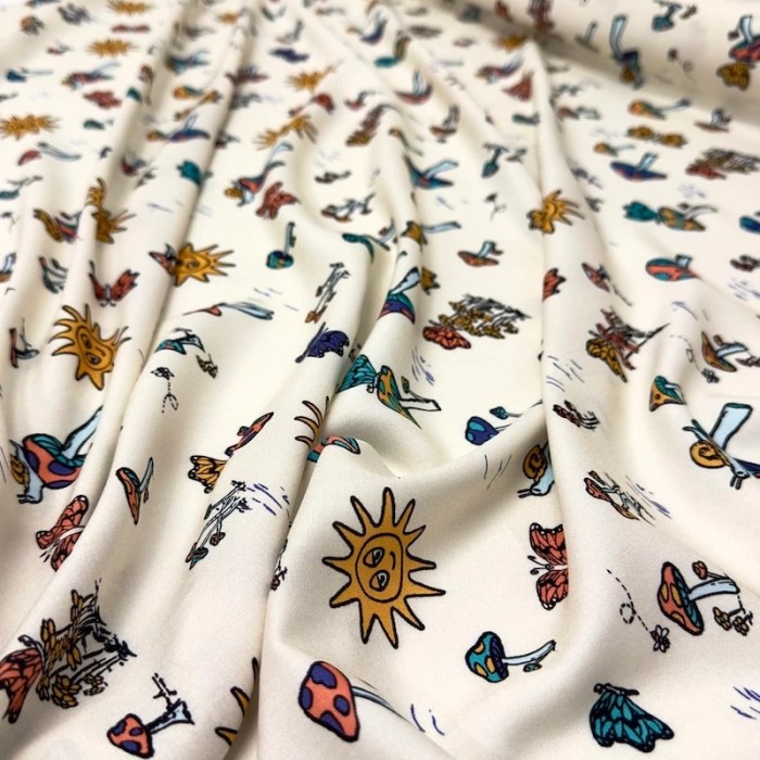 Tissu viscose imprimé champignons, papillons et soleil crème