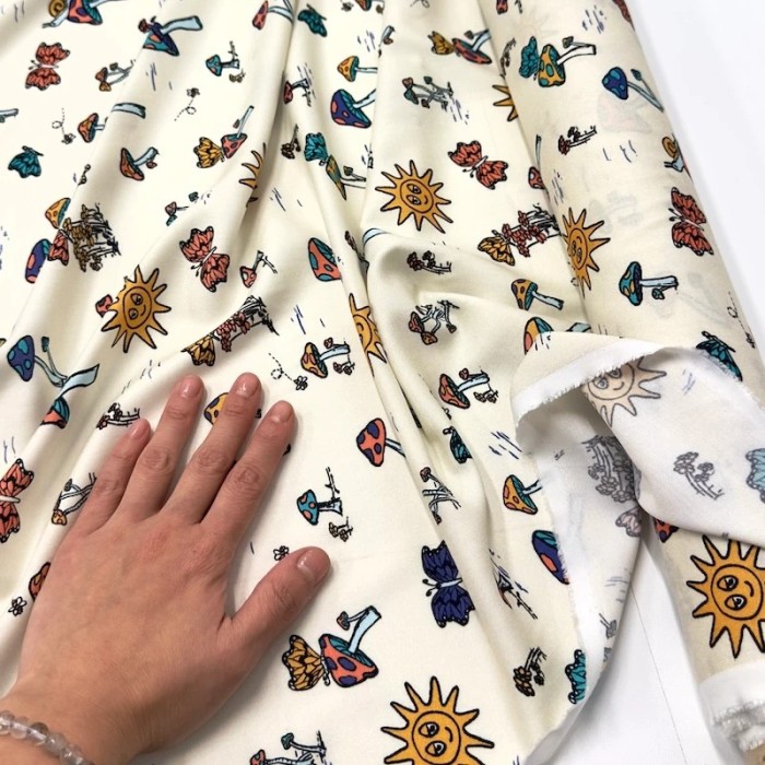 Tissu viscose imprimé champignons, papillons et soleil crème
