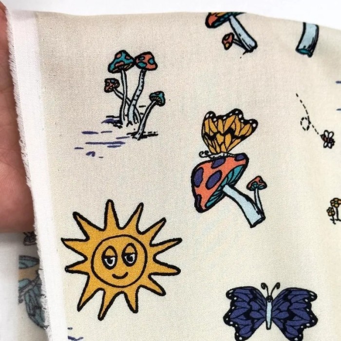 Tissu viscose imprimé champignons, papillons et soleil crème