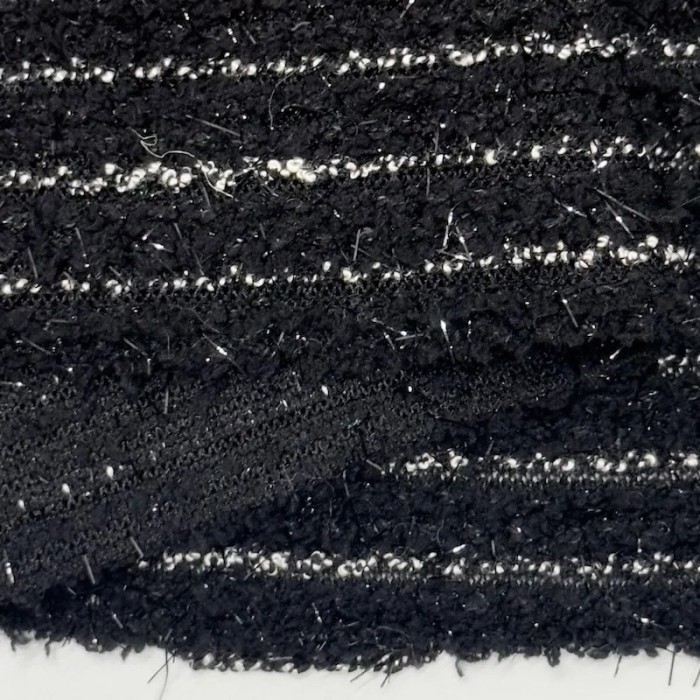 Tissu maille fantaisie polyester bouclé avec lurex rayures blanches sur noir Tissu maille fantaisie polyester bouclé avec lurex rayures blanches sur noir