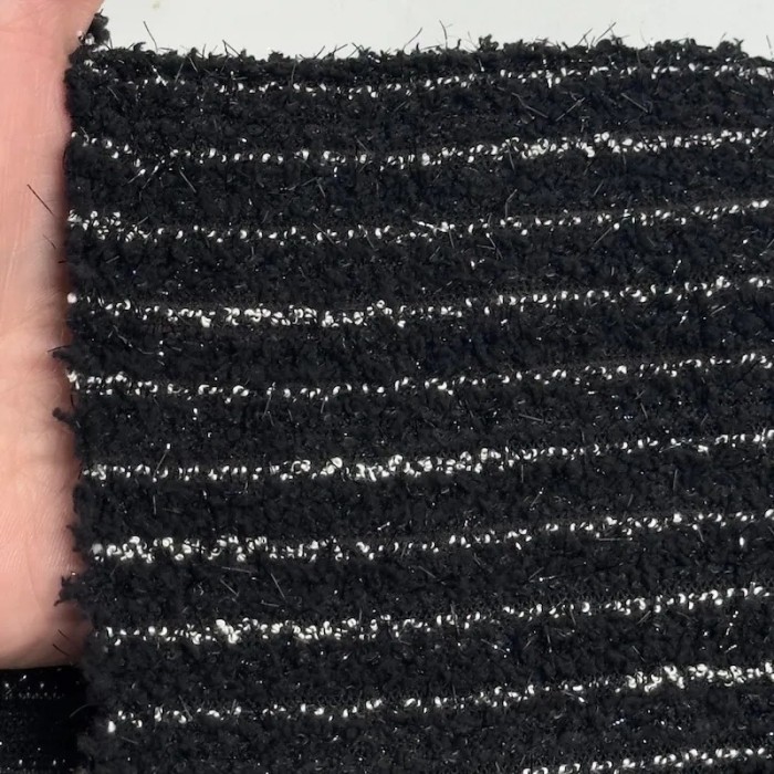 Tissu maille fantaisie polyester bouclé avec lurex rayures blanches sur noir Tissu maille fantaisie polyester bouclé avec lurex rayures blanches sur noir