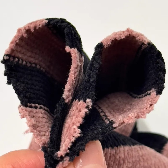 Tissu maille polyester effet chenille à rayures rose poudré et noir