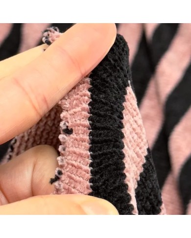 Tissu maille polyester effet chenille à rayures rose poudré et noir