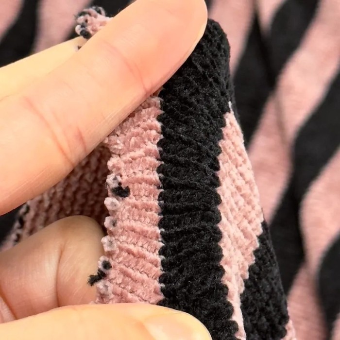 Tissu maille polyester effet chenille à rayures rose poudré et noir