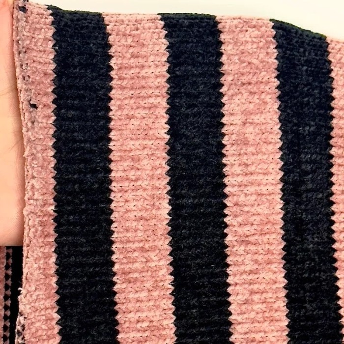 Tissu maille polyester effet chenille à rayures rose poudré et noir