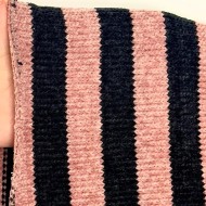 Tissu maille polyester effet chenille à rayures rose poudré et noir