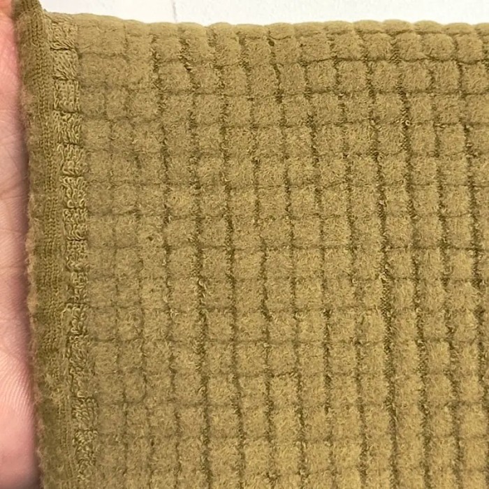 Tissu polyester relief à carreaux velouté camel