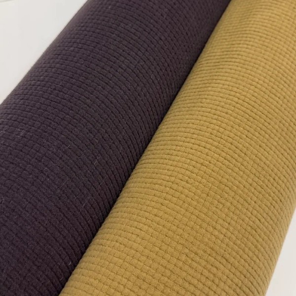 Tissu polyester relief à carreaux velouté aubergine Tissu polyester relief à carreaux velouté aubergine