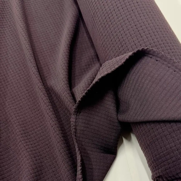 Tissu polyester relief à carreaux velouté aubergine