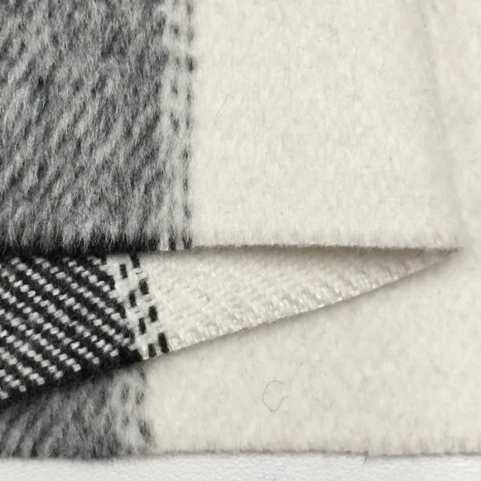 Tissu aspect lainage polyester coton effet flanelle à grands carreaux noir blanc