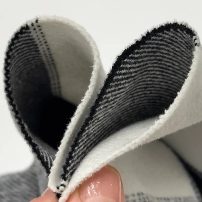 Tissu aspect lainage polyester coton effet flanelle à grands carreaux noir blanc