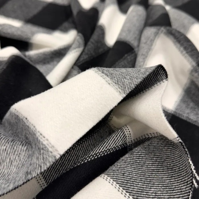 Tissu aspect lainage polyester coton effet flanelle à grands carreaux noir blanc