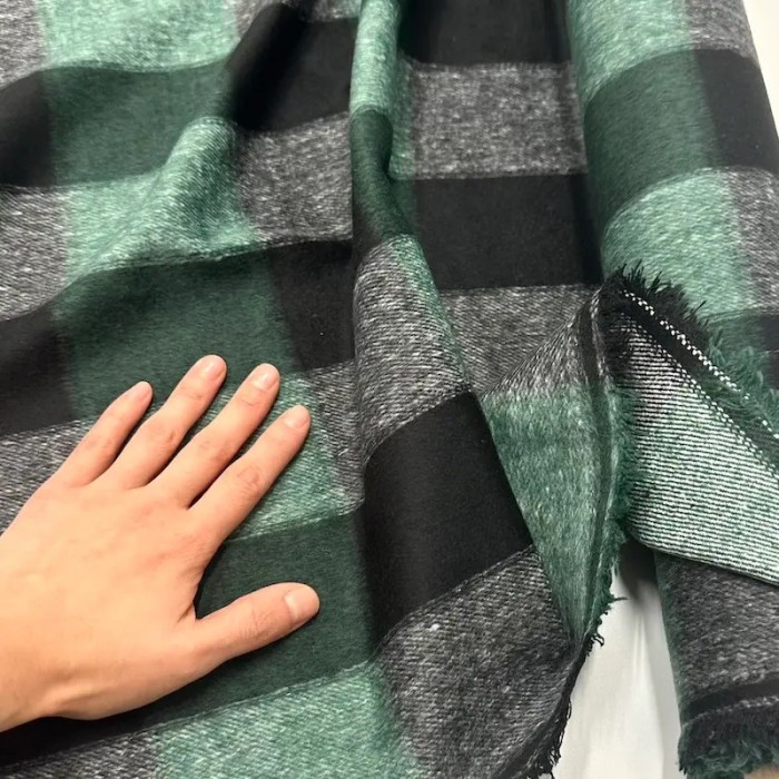 Tissu aspect lainage polyester coton effet flanelle à grands carreaux noir vert Tissu aspect lainage polyester coton effet flanelle à grands carreaux noir vert