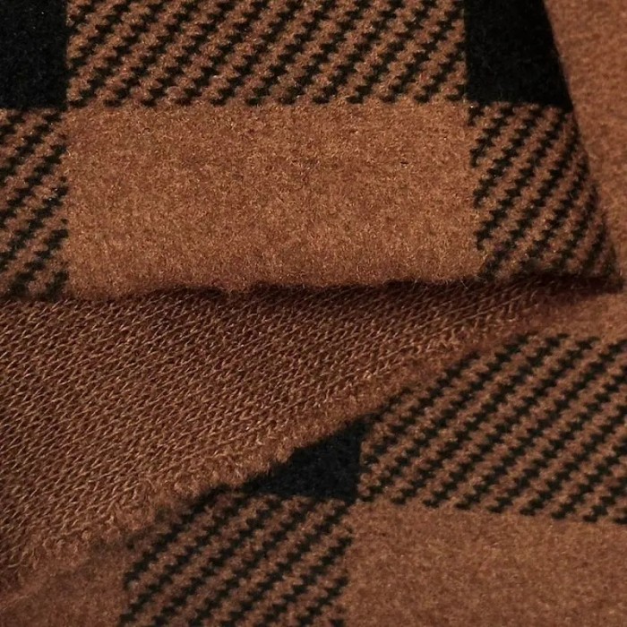 Tissu polyester effet flanelle à carreaux noir sur fond marron Tissu polyester effet flanelle à carreaux noir sur fond marron