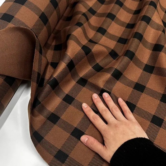 Tissu polyester effet flanelle à carreaux noir sur fond marron Tissu polyester effet flanelle à carreaux noir sur fond marron