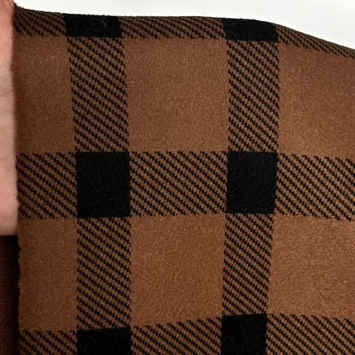 Tissu polyester effet flanelle à carreaux noir sur fond marron Tissu polyester effet flanelle à carreaux noir sur fond marron