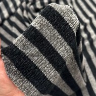 Tissu maille polyester effet chenille à rayures gris et noir Tissu maille polyester effet chenille à rayures gris et noir