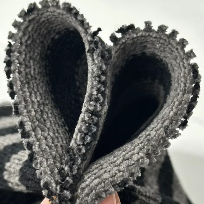 Tissu maille polyester effet chenille à rayures gris et noir Tissu maille polyester effet chenille à rayures gris et noir