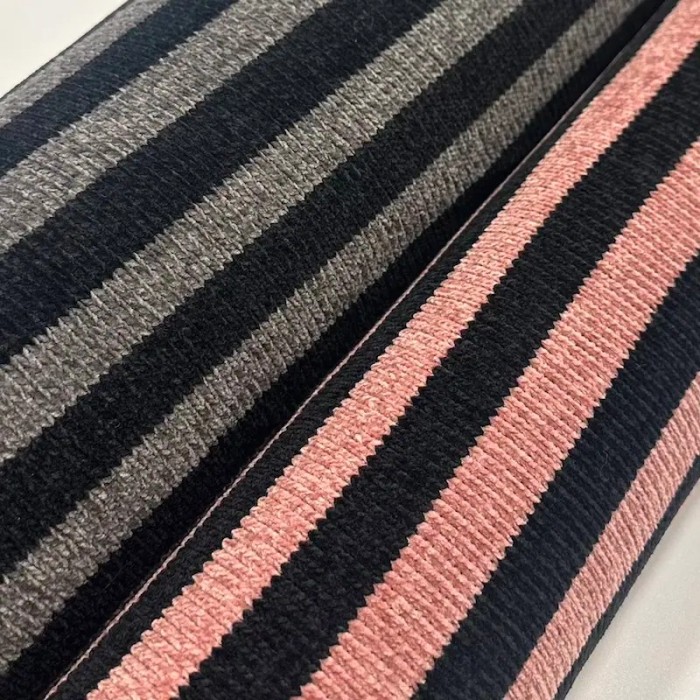 Tissu maille polyester effet chenille à rayures rose poudré et noir