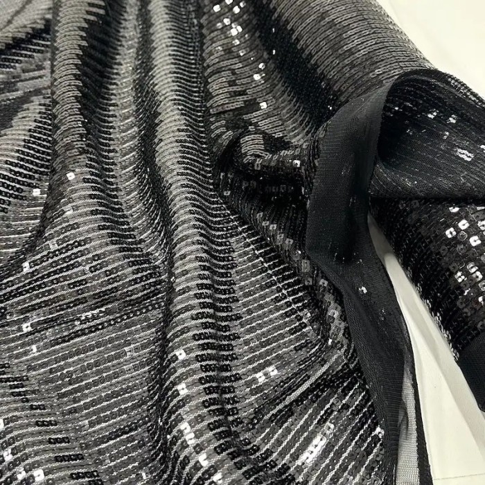 Tissu sequins brodé sur tulle polyester noir Tissu sequins brodé sur tulle polyester noir