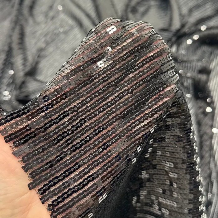 Tissu sequins brodé sur tulle polyester noir Tissu sequins brodé sur tulle polyester noir