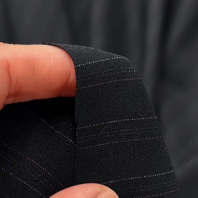 Tissu laine élasthanne tailleur à fines rayures sur fond noir Tissu laine élasthanne tailleur à fines rayures sur fond noir