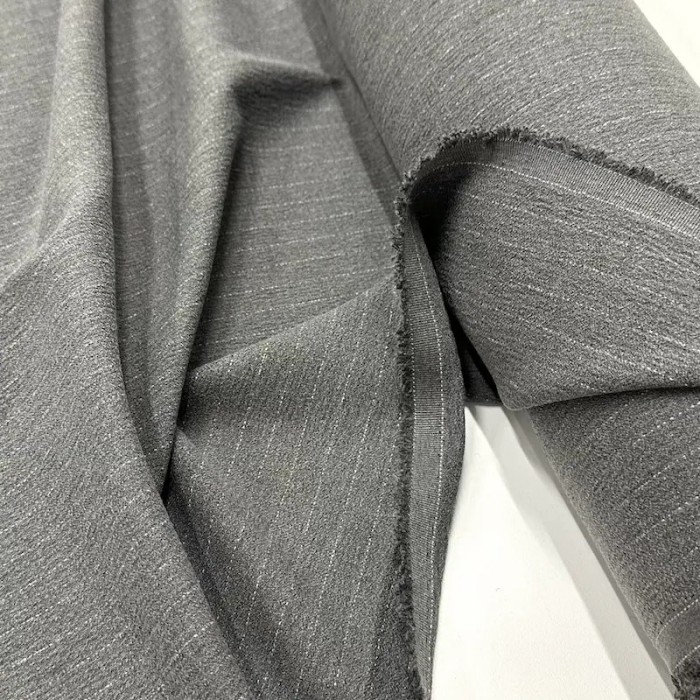 Tissu crêpe polyester viscose rayé blanc sur gris clair Tissu crêpe polyester viscose rayé blanc sur gris clair