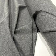 Tissu crêpe polyester viscose rayé blanc sur gris clair Tissu crêpe polyester viscose rayé blanc sur gris clair