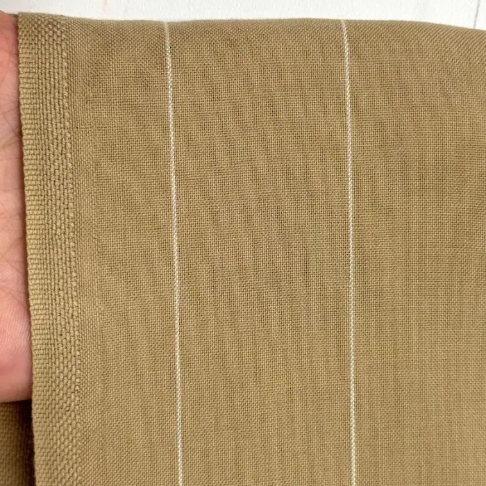 Tissu polyester viscose à rayures blanches sur beige Tissu polyester viscose à rayures blanches sur beige