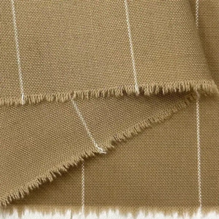 Tissu polyester viscose à rayures blanches sur beige Tissu polyester viscose à rayures blanches sur beige