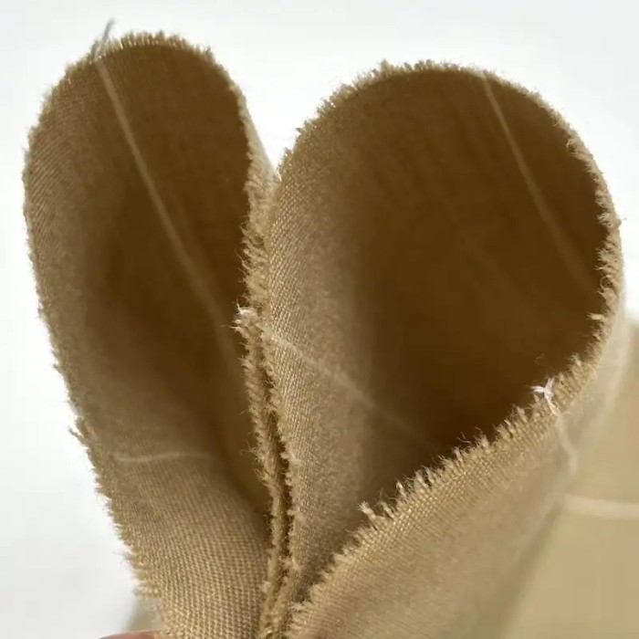 Tissu polyester viscose à rayures blanches sur beige Tissu polyester viscose à rayures blanches sur beige