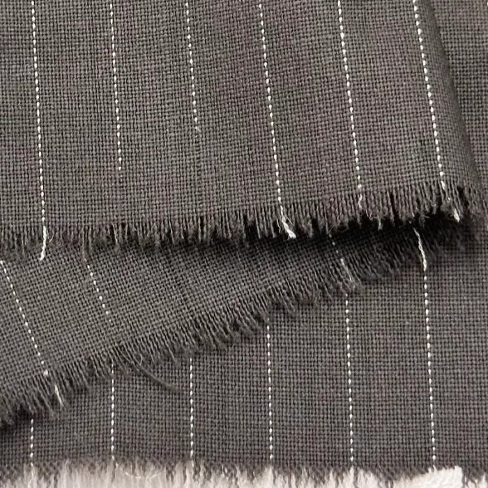 Tissu laine élasthanne tailleur à rayures blanches sur gris taupe Tissu laine élasthanne tailleur à rayures blanches sur gris taupe