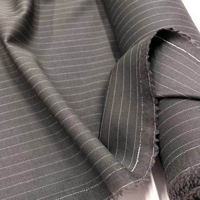 Tissu laine élasthanne tailleur à rayures blanches sur gris taupe Tissu laine élasthanne tailleur à rayures blanches sur gris taupe