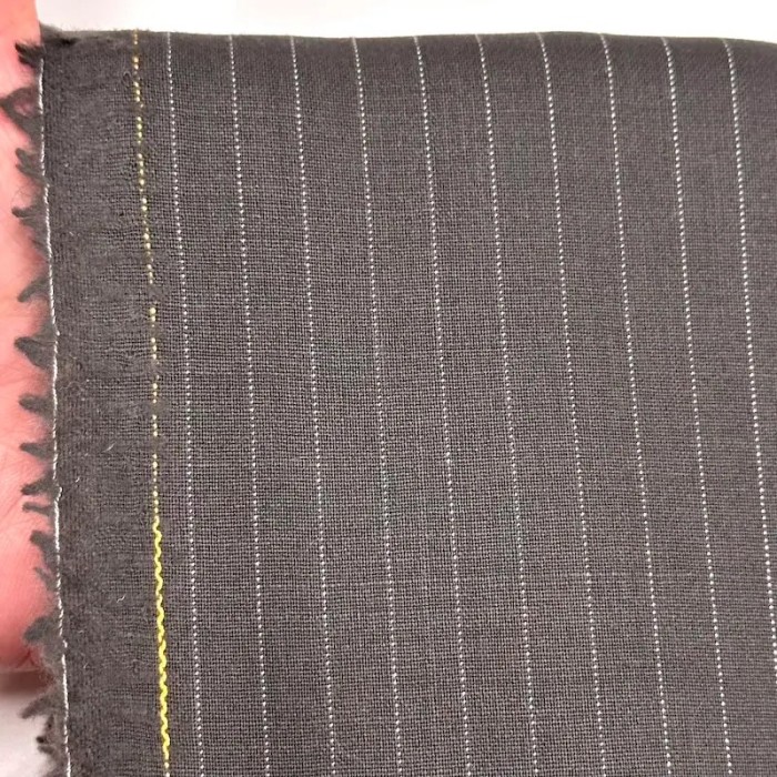 Tissu laine élasthanne tailleur à rayures blanches sur gris taupe Tissu laine élasthanne tailleur à rayures blanches sur gris taupe
