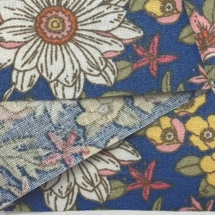 Tissu coton enduit Lolita fleuri multi-couleur sur bleu nuit