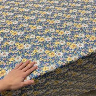Tissu coton enduit Lolita fleuri multi-couleur sur bleu nuit