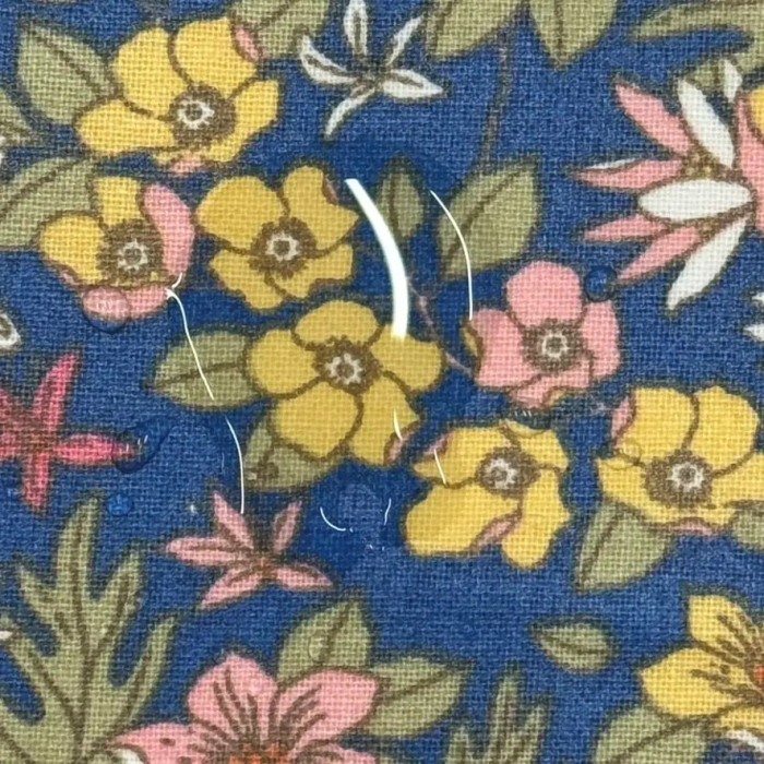 Tissu coton enduit Lolita fleuri multi-couleur sur bleu nuit