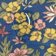 Tissu coton enduit Lolita fleuri multi-couleur sur bleu nuit