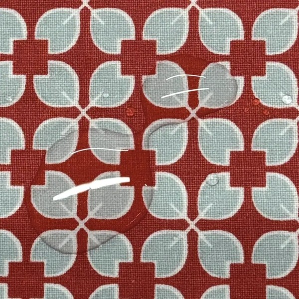 Tissu coton enduit Rodrigo géométrique bleu ciel sur rouge