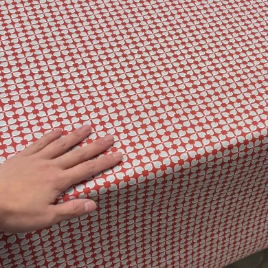 Tissu coton enduit Rodrigo géométrique bleu ciel sur rouge