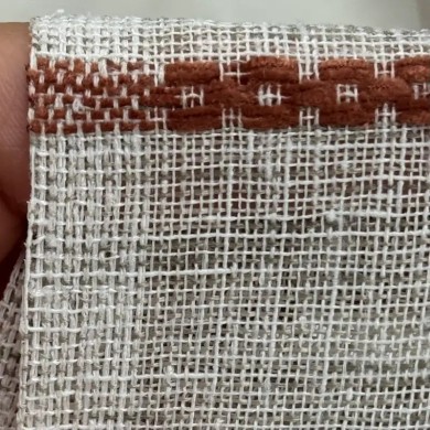 Tissu Voilage grand largeur polyester aspect Lin à rayures marron sur voile écru