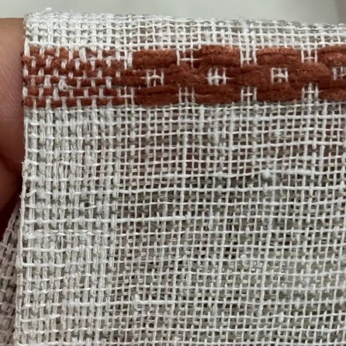 Tissu Voilage grand largeur polyester aspect Lin à rayures marron sur voile écru