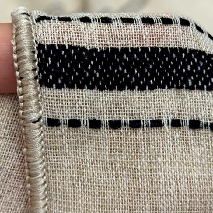 Tissu Voilage grand largeur polyester aspect lin à rayures noires sur voile beige