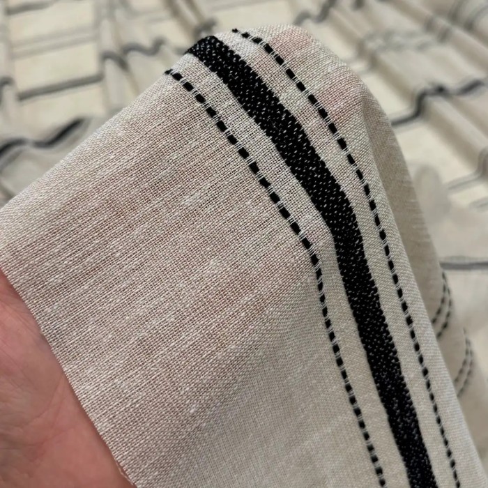 Tissu Voilage grand largeur polyester aspect lin à rayures noires sur voile beige