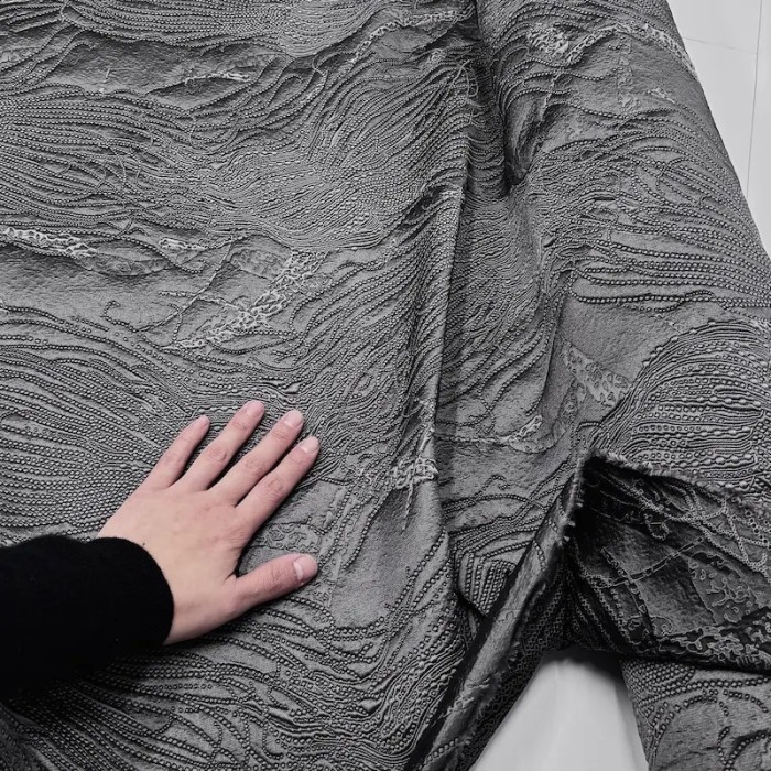 Tissu Jacquard Brocard Fin Soie Polyester Motifs Fantaisie Anthracite Argenté Texturé
