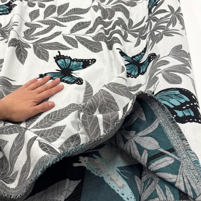 Tissu Jacquard Grand Largeur Double Tissage Polyester Coton Papillons Bleu Feuillages Gris Sur Fond Blanc