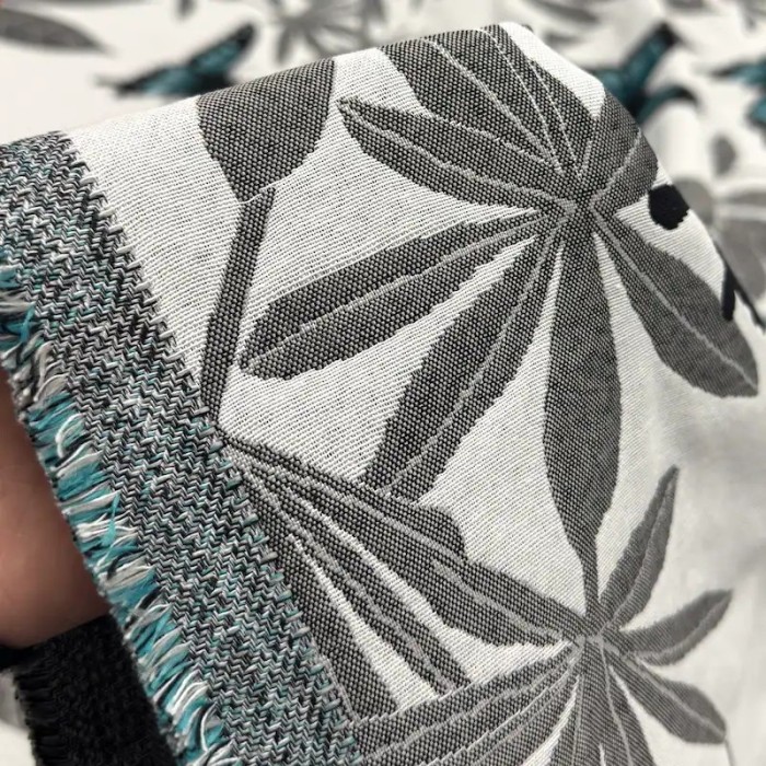 Tissu Jacquard Grand Largeur Double Tissage Polyester Coton Papillons Bleu Feuillages Gris Sur Fond Blanc