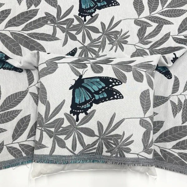Tissu Jacquard Grand Largeur Double Tissage Polyester Coton Papillons Bleu Feuillages Gris Sur Fond Blanc
