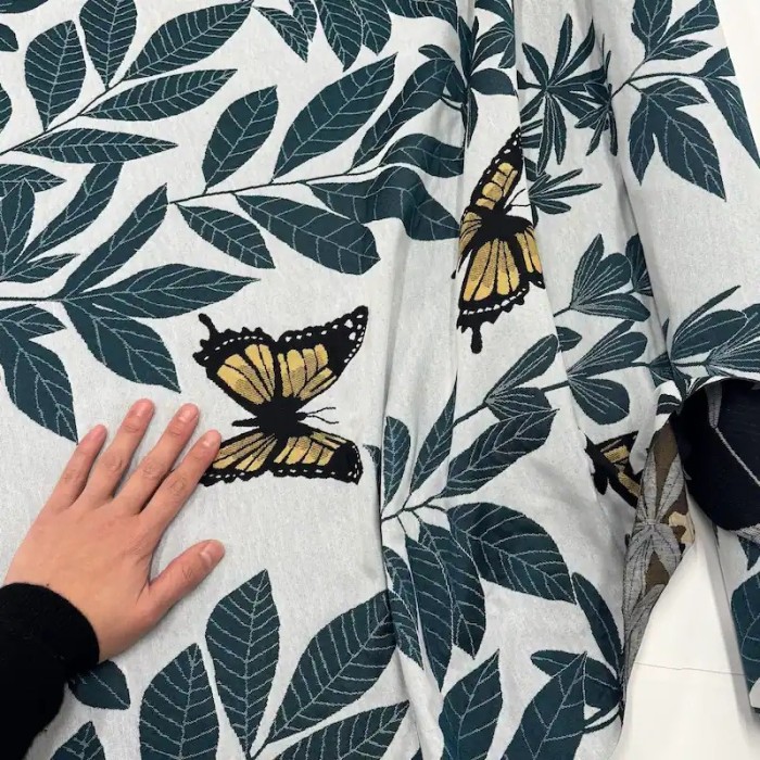 Tissu Jacquard Double Tissage Polyester Coton Papillons Ocre Feuillages Vert Profond Sur Fond Blanc