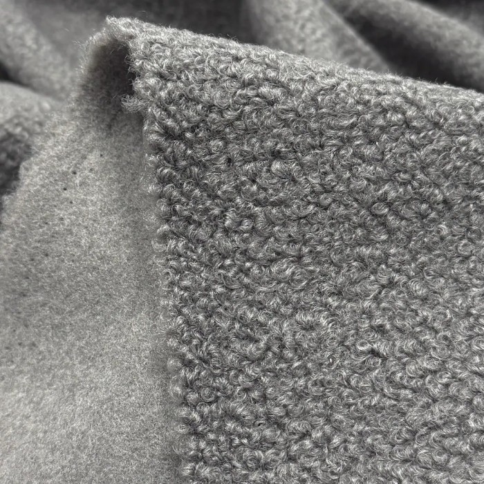 Tissu Polyester Fausse Fourrure Mouton Gris Clair Uni - Coupon 200cm x 145cm